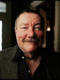 Porträttbild av Robert B. Parker