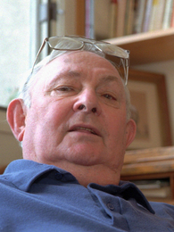 Poträttbild av Tony Hillerman