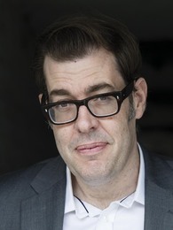 Poträttbild av Richard Osman